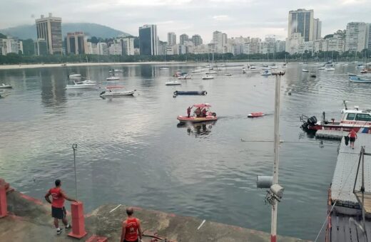 Naufrágio na Baía de Guanabara ocorreu durante tempestade - Foto: Divulgação/Bombeiros