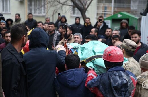 Equipes de resgate buscam tirar mortos e feridos de escombros - Foto: Reprodução/Twitter @anadoluagency