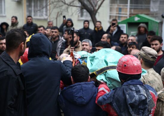 Equipes de resgate buscam tirar mortos e feridos de escombros - Foto: Reprodução/Twitter @anadoluagency