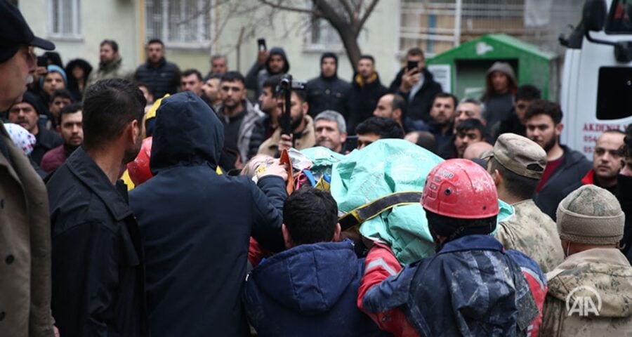 Equipes de resgate buscam tirar mortos e feridos de escombros - Foto: Reprodução/Twitter @anadoluagency