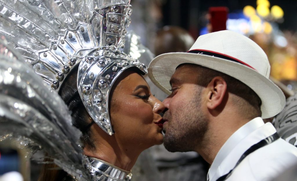 Paolla Oliveira e o Diogo Nogueira se beijam durante desfile da Grande Rio - Foto: Pedro Kirilos/Estadão Conteúdo