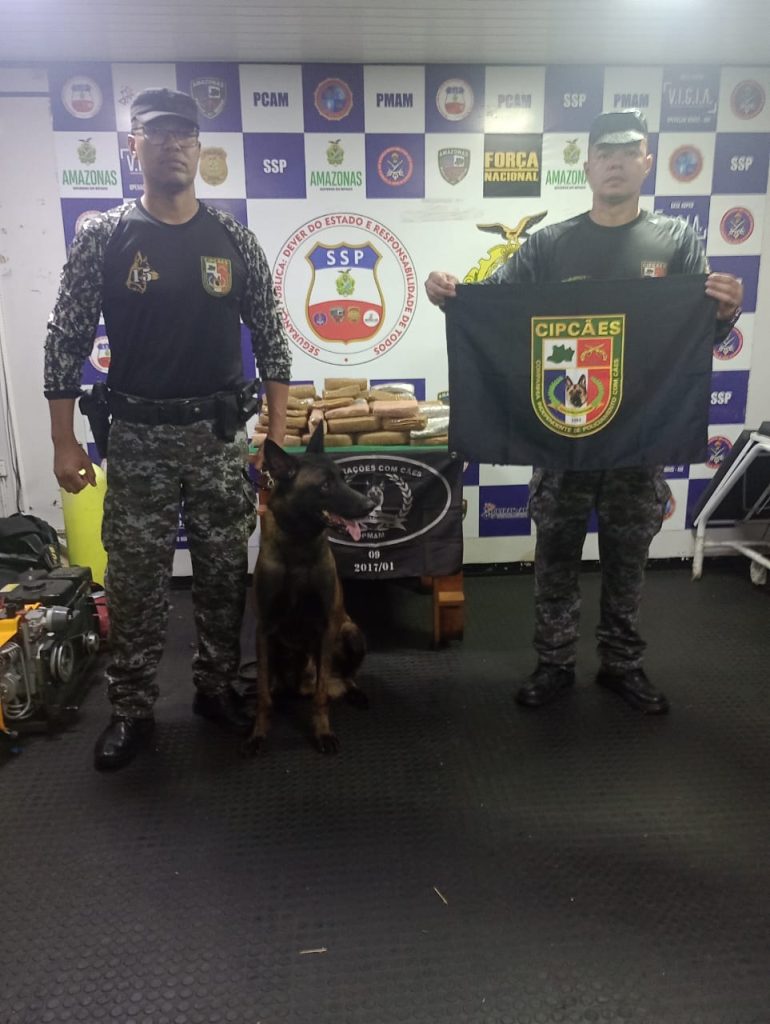 Drogas foram encontradas com apoio de cão - Foto: Divulgação/SSP-AM