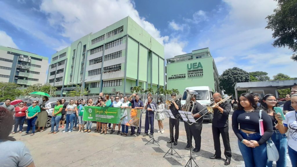 Professores e estudantes fazem homenagem a Amazonino na UEA - Foto: John Brito/Portal Norte