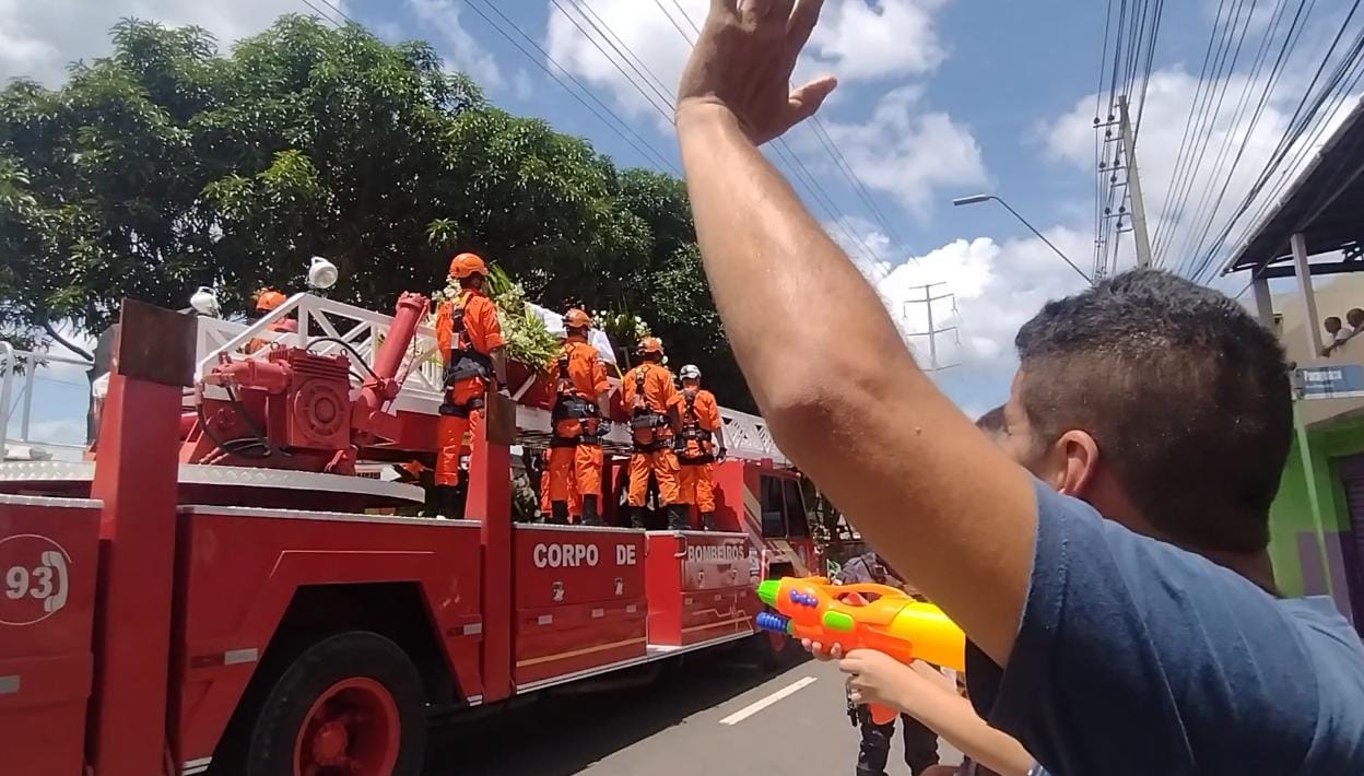 Público aplaude Amazonino na Avenida Brasil, em Manaus - Foto: Luzimar Bessa/TV Norte AM