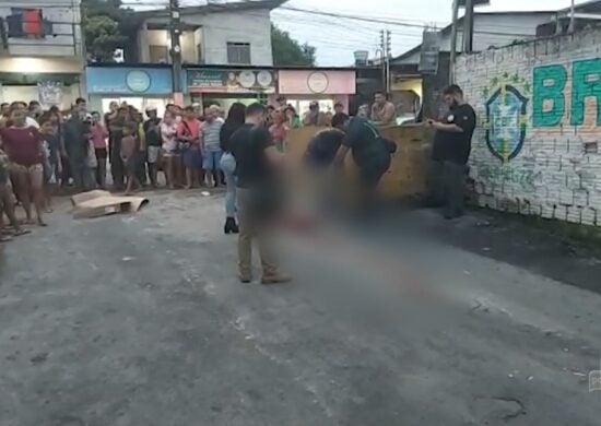 Suspeitos em carro matam homem baleado em beco da Zona Leste de Manaus 