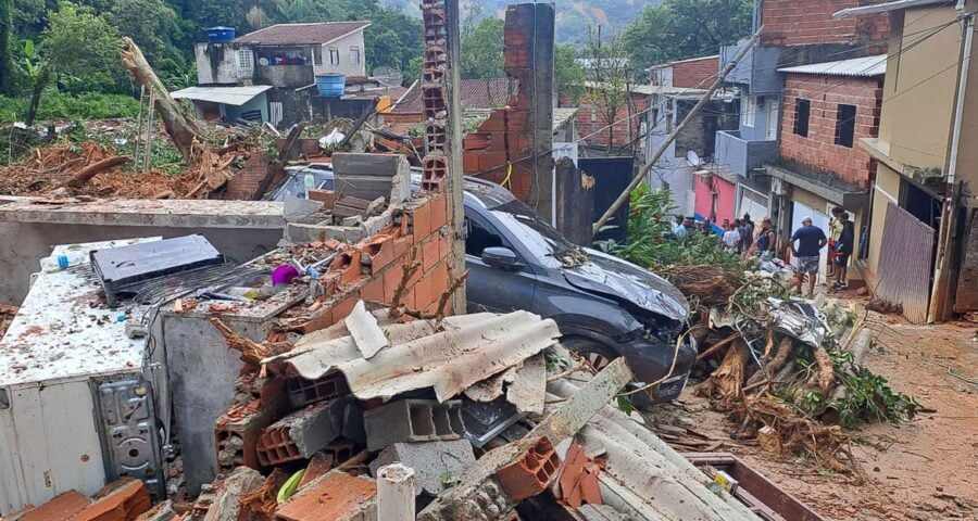 Buscas por desaparecidos na tragédia no litoral de SP continuam sem previsão para terminar - Foto: Divulgação/Defesa Civil SP