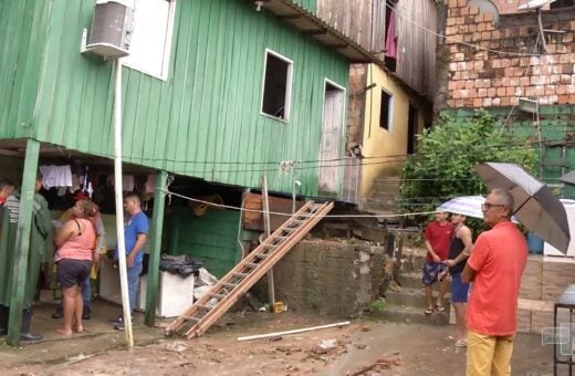 Muro desaba durante chuva e deixa famílias desabrigadas em Manaus