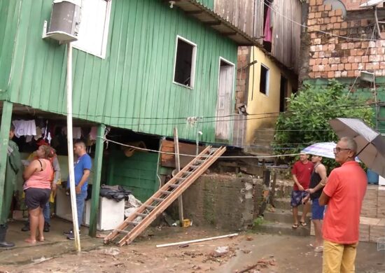 Muro desaba durante chuva e deixa famílias desabrigadas em Manaus