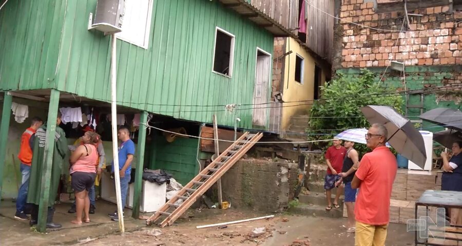 Muro desaba durante chuva e deixa famílias desabrigadas em Manaus