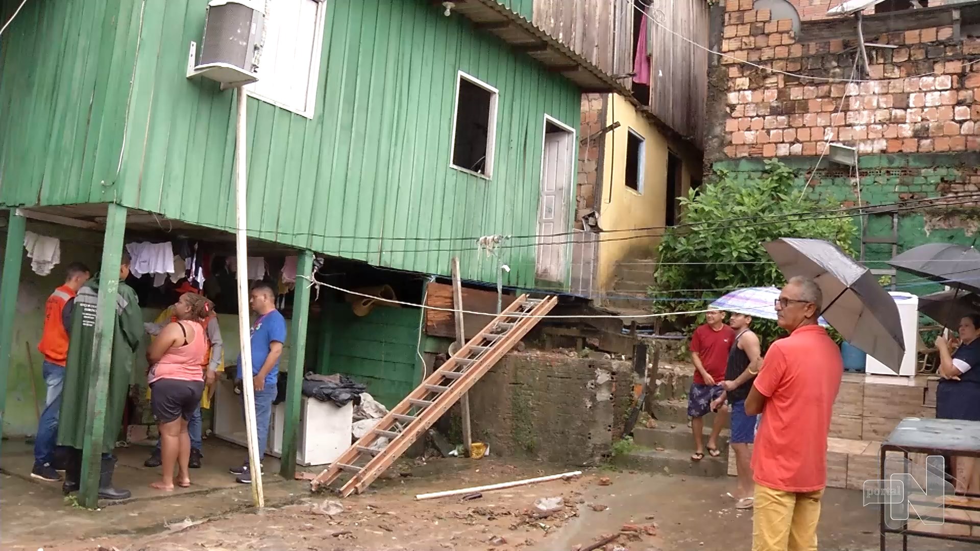 Muro desaba durante chuva e deixa famílias desabrigadas em Manaus