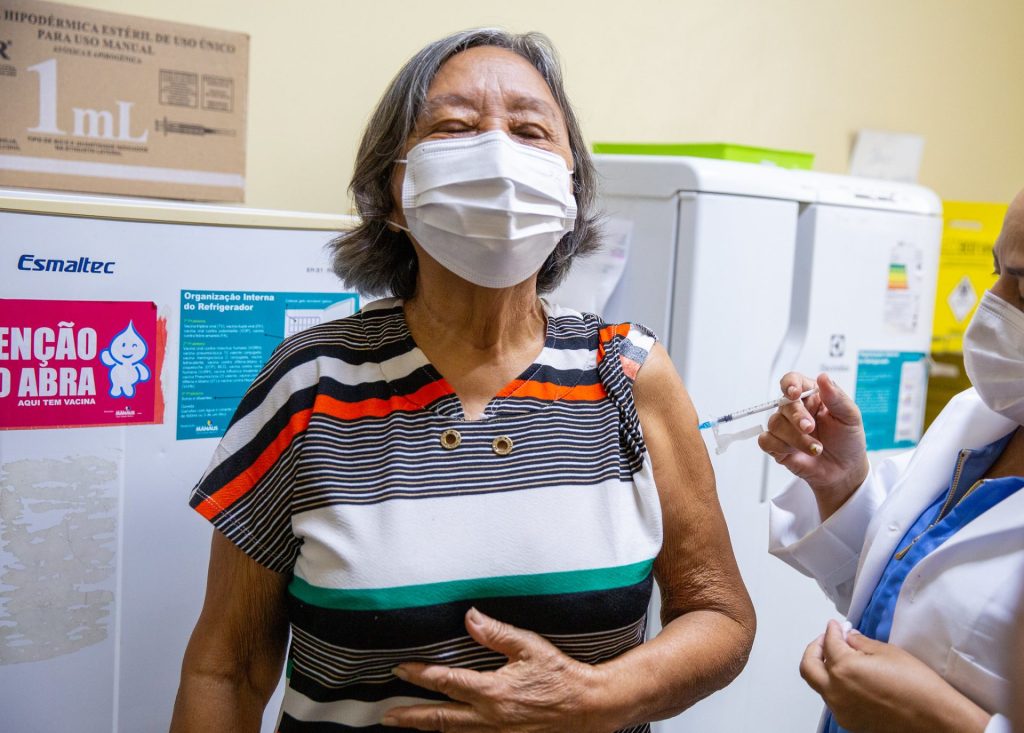 Aplicação de vacina bivalente contra a Covid-19 em grupos prioritários em Manaus - Foto: Henrique Silva / Semsa