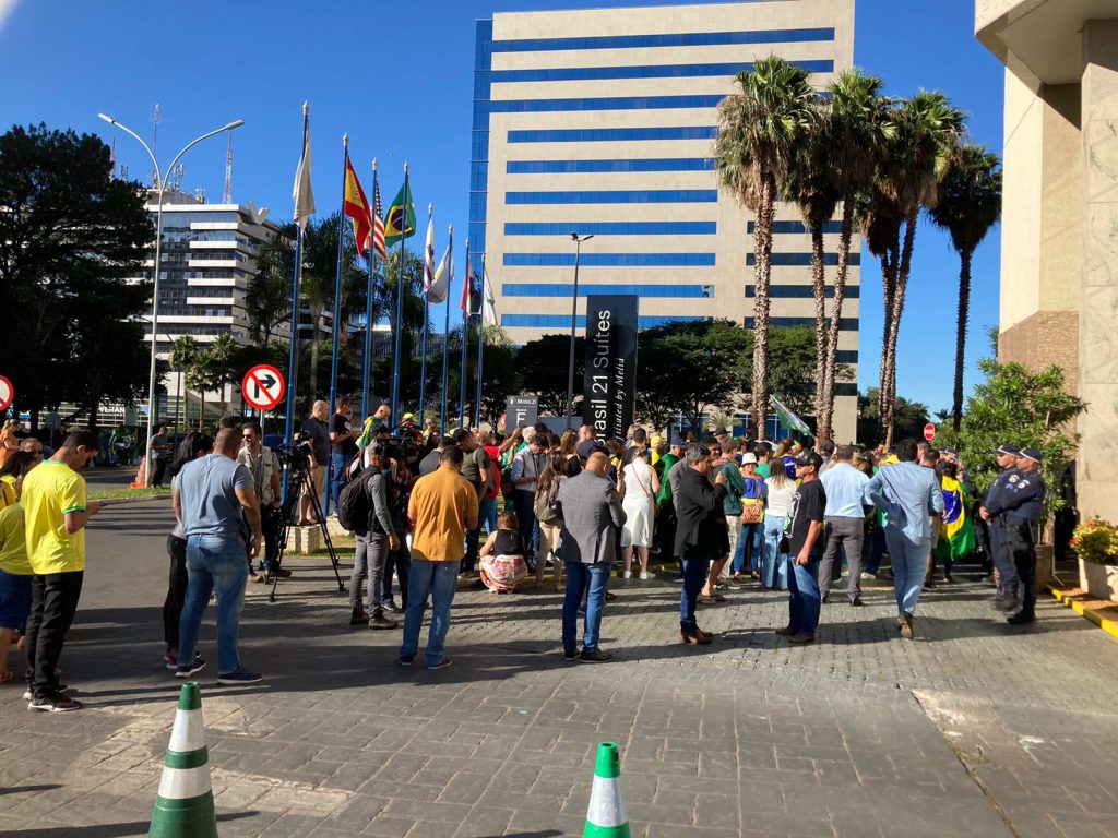 Apoiadores de Bolsonaro na frente do hotel na qual ele está hospedado - Foto: Gabriela Sereno/Portal Norte