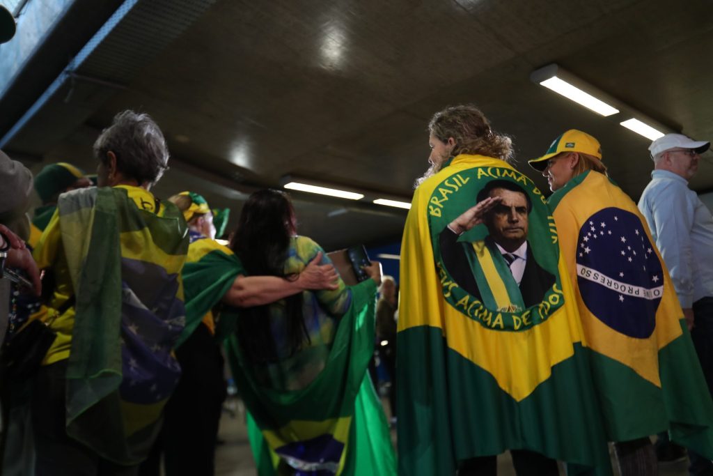 Apoiadores aguardam a chegada do ex-presidente Jair Bolsonaro no Aeroporto Internacional Juscelino Kubitschek, em Brasília, na manhã desta quinta-feira (30) - Foto: Wilton Junior/Estadão Contéudo