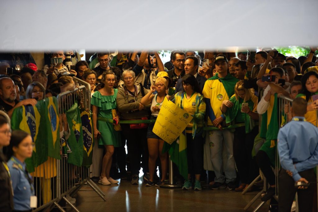 Apoiadores aguardam a chegada do ex-presidente Jair Bolsonaro no Aeroporto Internacional Juscelino Kubitschek, em Brasília, na manhã desta quinta-feira (30) - Foto: Wilton Junior/Estadão Contéudo