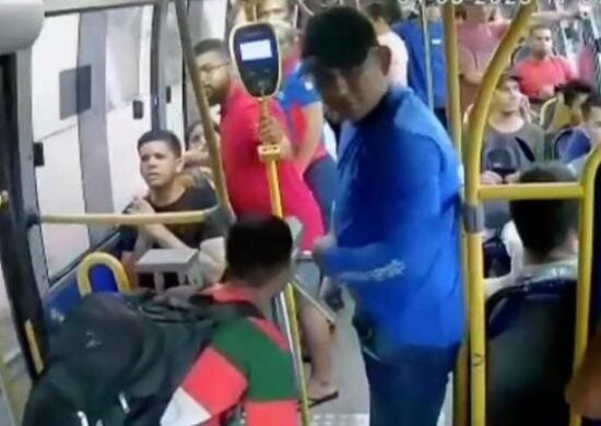 Vídeo: dupla assalta micro-ônibus 'amarelinho' na Zona Norte de Manaus -Foto: Reprodução/Whatsapp