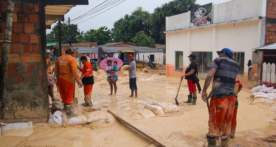 Atendimento as famílias no Monte das Oliveiras devido às fortes chuvas em Manaus - Foto: Foto: Márcio Melo / Seminf