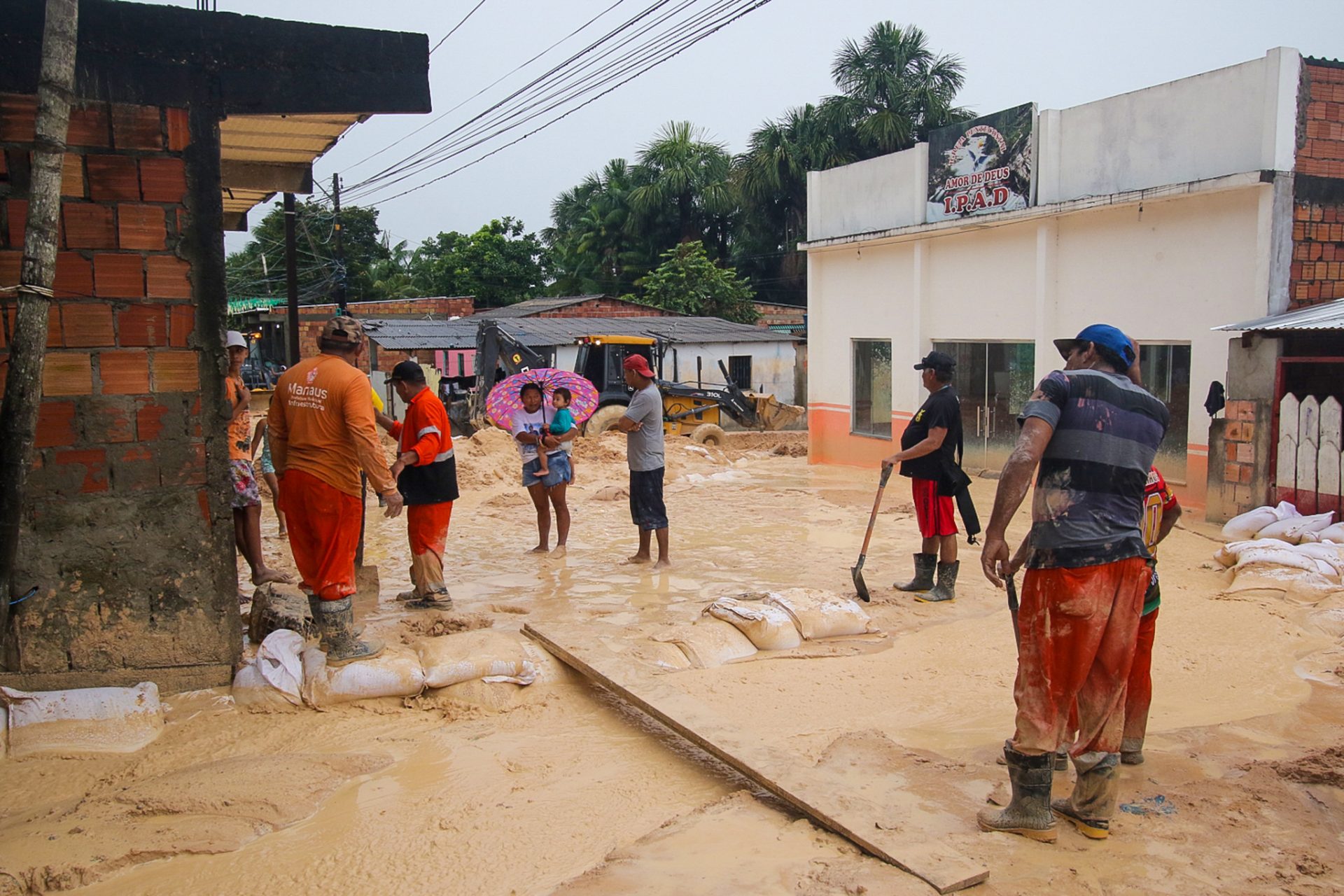 Atendimento as famílias no Monte das Oliveiras devido às fortes chuvas em Manaus - Foto: Foto: Márcio Melo / Seminf