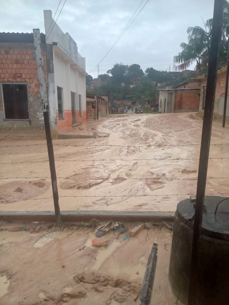 Barranco desliza e lama toma conta de rua em Manaus- Foto: Defesa Civil de Manaus