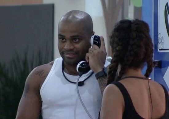 Cezar atende o Big Fone no BBB 23 - Foto: Reprodução/ TV Globo