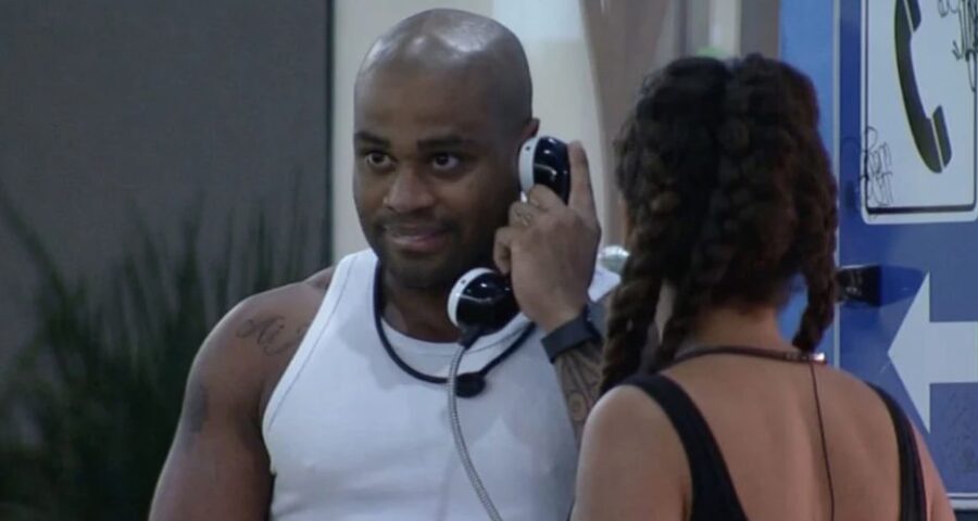 Cezar atende o Big Fone no BBB 23 - Foto: Reprodução/ TV Globo