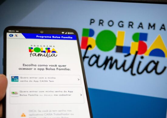 A nova versão do aplicativo Bolsa Família já está disponível para download, o aplicativo foi atualizado pela Caixa e traz consulta de parcelas, situação do benefício e opção de desligamento voluntário - Foto: Luiz Lima Jr/ Foto Arena/ Estadão Conteúdo