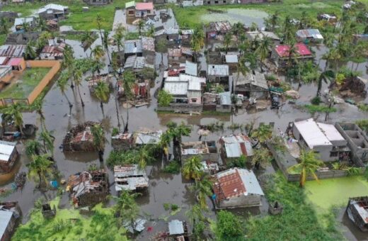 Ruas alagada e casa destruídas após a passagem do Ciclone Freddy - Foto: Reprodução/Twitter@ONUMocambique