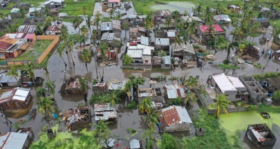 Ruas alagada e casa destruídas após a passagem do Ciclone Freddy - Foto: Reprodução/Twitter@ONUMocambique