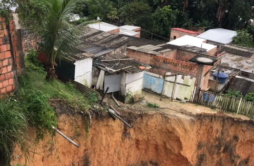 Barranco desliza e lama toma conta de rua em Manaus- Foto: Defesa Civil de Manaus