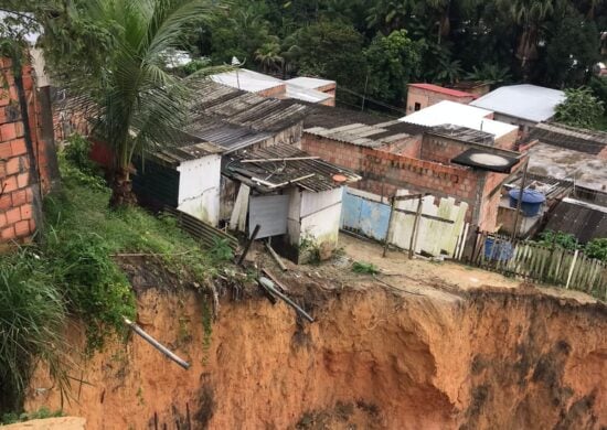 Barranco desliza e lama toma conta de rua em Manaus- Foto: Defesa Civil de Manaus