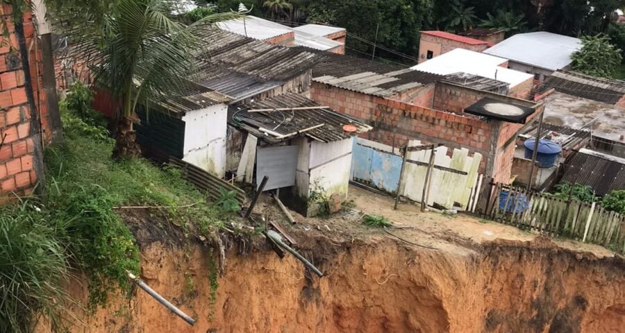 Barranco desliza e lama toma conta de rua em Manaus- Foto: Defesa Civil de Manaus