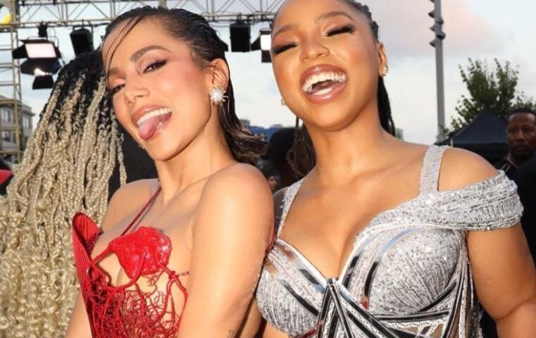 Anitta e Chloe durante premiação americana - Foto: Reproduição/Twitter/@acessoanitta