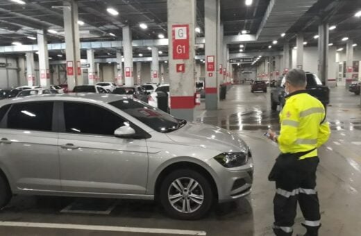 Veículos estacionando em vagas destinadas a idosos e pessoas com deficiência sem ter o direito de utilizá-las - Fotos – Divulgação / IMMU