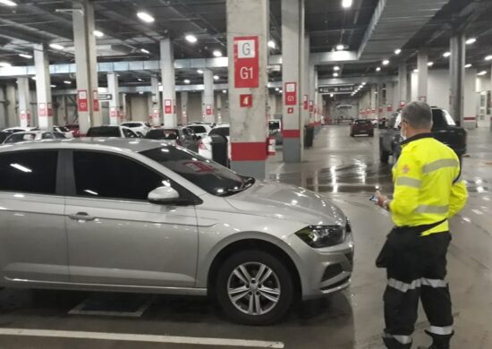 Veículos estacionando em vagas destinadas a idosos e pessoas com deficiência sem ter o direito de utilizá-las - Fotos – Divulgação / IMMU