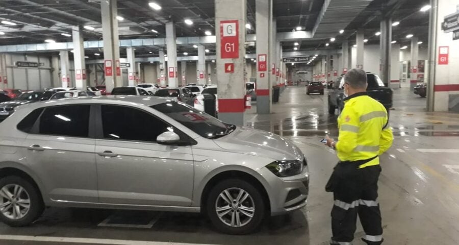 Veículos estacionando em vagas destinadas a idosos e pessoas com deficiência sem ter o direito de utilizá-las - Fotos – Divulgação / IMMU