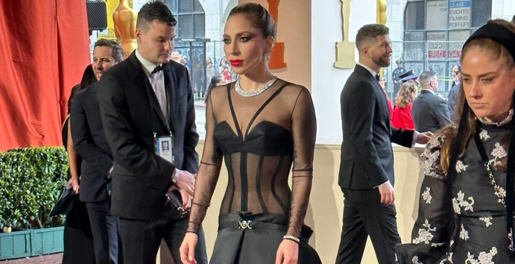 Lady Gaga deu meia-volta e ajudou o homem a se levantar. A cena, é claro, já repercute nas redes sociais. - Foto: Reprodução/Twitter/@ladygaga
