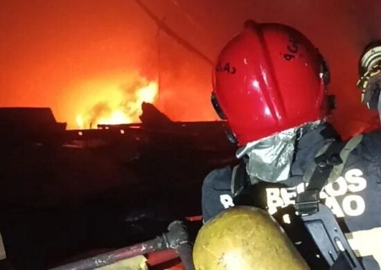 Corpo de Bombeiros combatem incêndio em shopping de São Luiz, no Maranhão - Foto: Divulgação/CBMMA