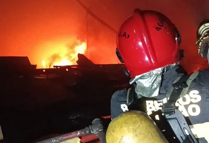 Corpo de Bombeiros combatem incêndio em shopping de São Luiz, no Maranhão - Foto: Divulgação/CBMMA