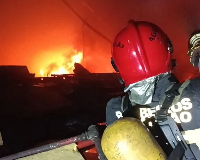 Corpo de Bombeiros combatem incêndio em shopping de São Luiz, no Maranhão - Foto: Divulgação/CBMMA