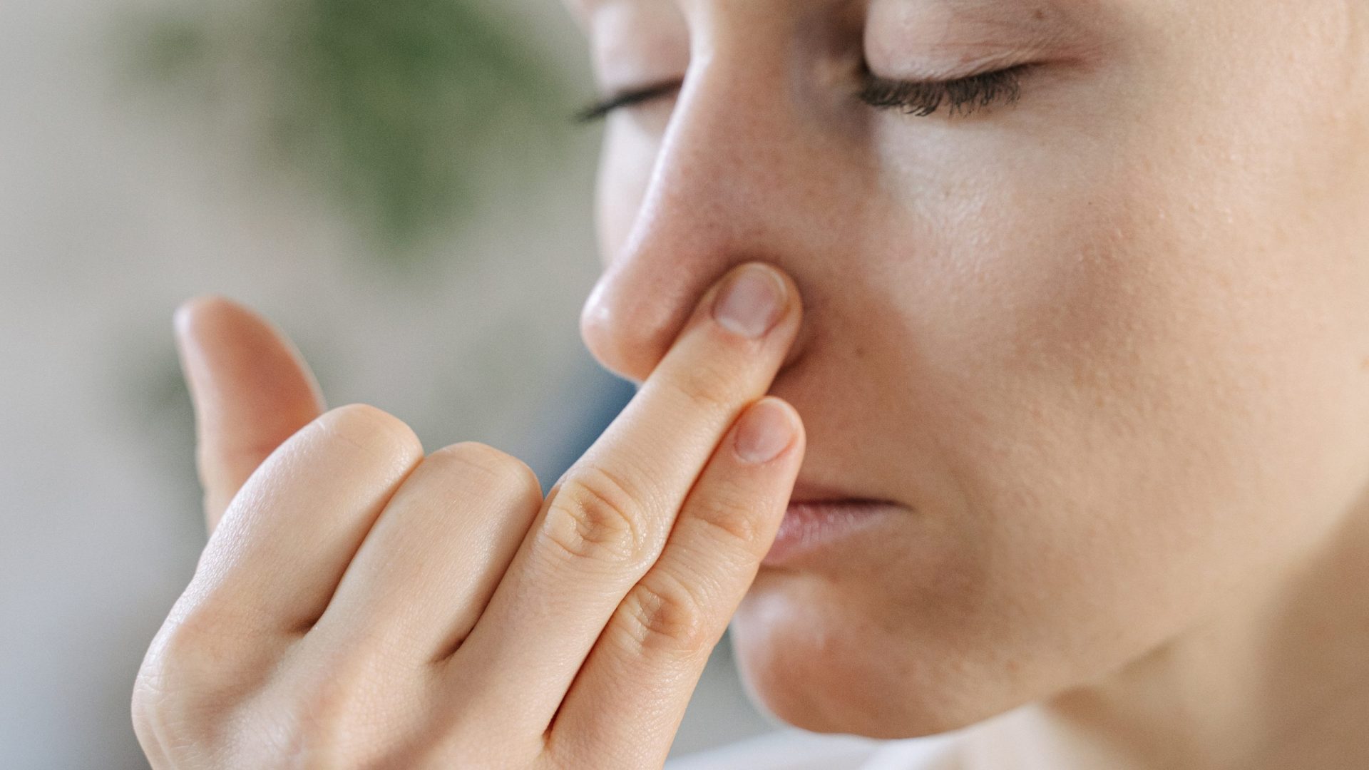 Limpar nariz com o dedo eleva probabilidade de Alzheimer, revela pesquisa - Foto: Reprodução/Canva