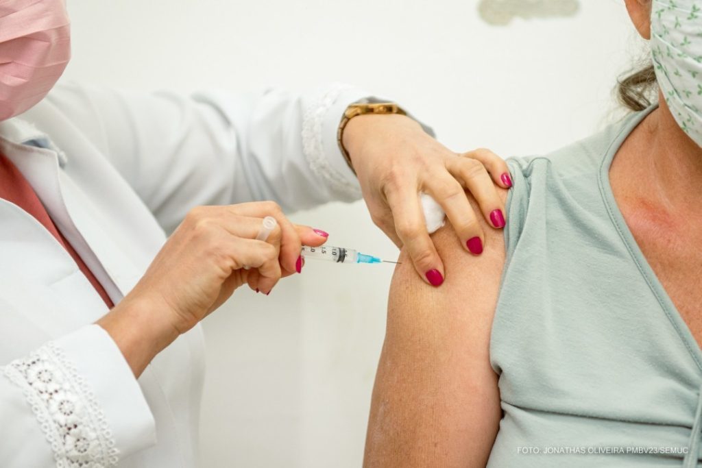 Vacina AstraZeneca se destaca em efeitos colaterais - Foto: PMBV/arquivo
