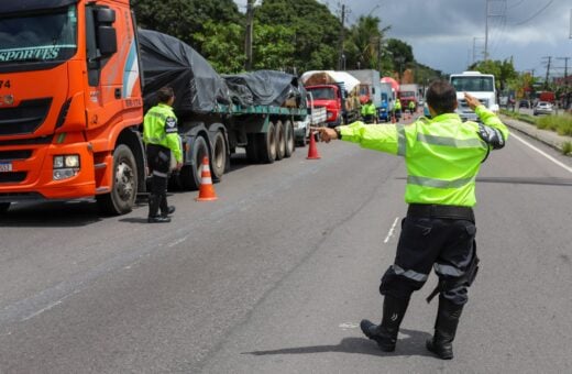 IMMU realiza operação ‘Carga Pesada’ para fiscalizar caminhões na avenida Autaz Mirim - Foto: Clóvis Miranda / Semcom