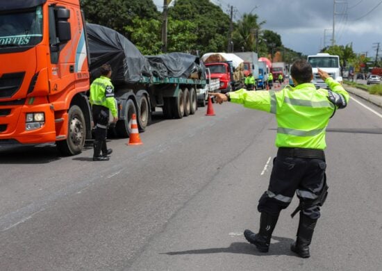 IMMU realiza operação ‘Carga Pesada’ para fiscalizar caminhões na avenida Autaz Mirim - Foto: Clóvis Miranda / Semcom