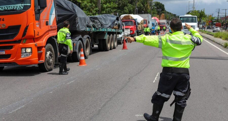 IMMU realiza operação ‘Carga Pesada’ para fiscalizar caminhões na avenida Autaz Mirim - Foto: Clóvis Miranda / Semcom