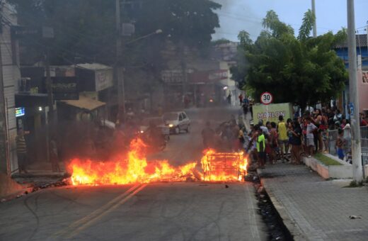 Mulheres dos apenados protestam no bairro de Mãe Luiza após serie de atentados criminosos na cidade de Natal, no Rio Grande do Norte- Foto: Canindé Soares/Futura Press/Estadão Conteúdo