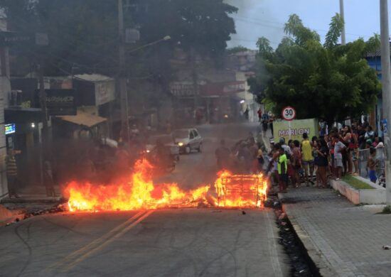 Mulheres dos apenados protestam no bairro de Mãe Luiza após serie de atentados criminosos na cidade de Natal, no Rio Grande do Norte- Foto: Canindé Soares/Futura Press/Estadão Conteúdo