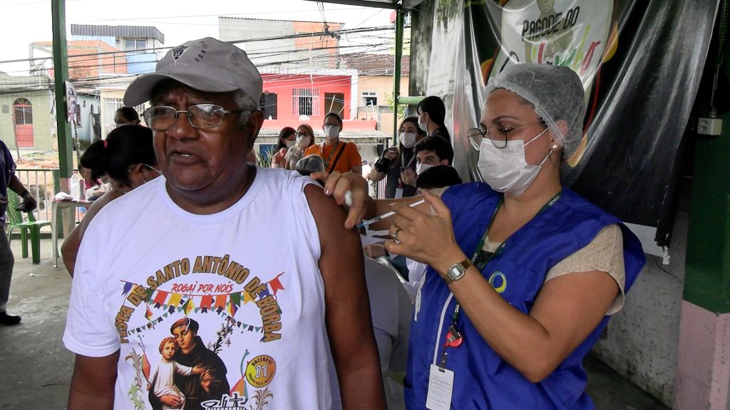 Cidadão agradeceu à ciência e conscientizou sobre a imunização - Foto: Carlos Lima/Semsa