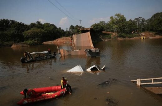 Queda da Ponte na BR-319 no Careiro, interior do Amazonas - Foto: Divulgação/Corpo de Bombeiros do Amazonas (CBAM)