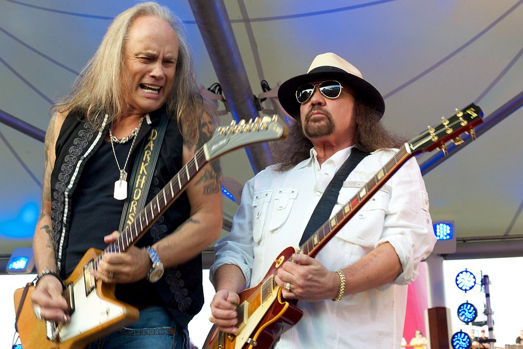 Rickey Medlocke e Gary Rossington, guitarristas do Lynyrd Skynyrd, tocando ao vivo - Foto: Reprodução/Wikimedia Commons/Jon Callas