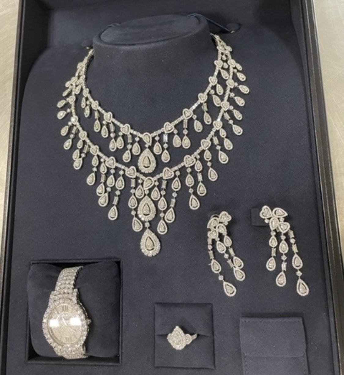 O presente milionário compunha brincos de diamante, colar, relógio e anel - Foto: reprodução/Twitter @p_rousseff