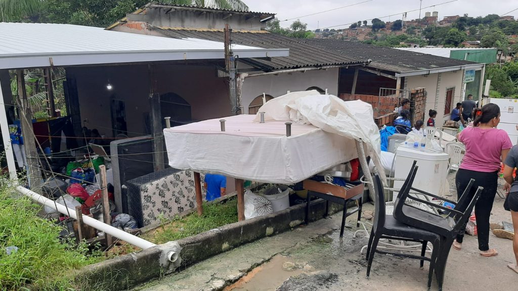 Pertences de famílias que deixam área atingida por deslizamente de terra na Zona Leste de Manaus - Foto: André Meirelles/Portal Norte